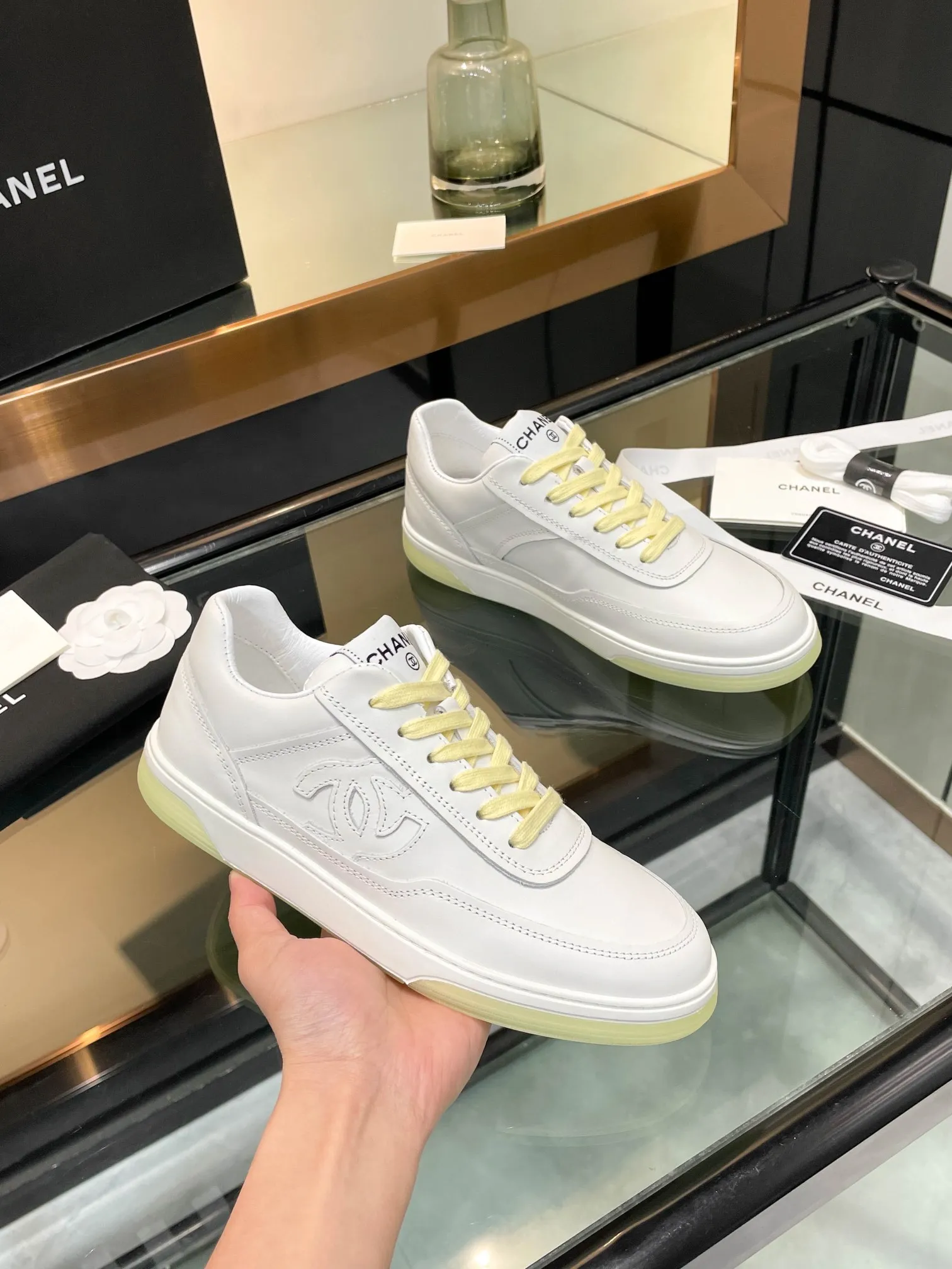 👟👟Ex-factory price 520👟👟Chanel Chanel 25SF latest model full leather panda color white shoes casual sports shoes skateboard shoes original purchase and development production Xiaoxiang C Home Another super popular item in the counter, loved by Internet celebrity bloggers and sisters, and various praises on social platforms. It is very popular, has a high texture, is breathable and super spring and summer. Seeing this issue always arouses the inner desire of girls for fashion. The latest suede material, classic black and white color, full of fashionable feeling on the feet, easy to care for. Fabric: Original customized imported cowhide material. Lining: Customized soft sheepskin lining. Sole: Original molded TPU non-slip outsole. Bottom thickness: 2.5CM. Size: Women's size 35-40 (custom-made sizes 40 are non-refundable)